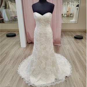 Selling a Stella York wedding dress in IV us size 10